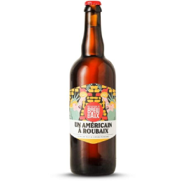 Bouteille de bière Un Américain à Roubaix avec robe dorée et mousse blanche