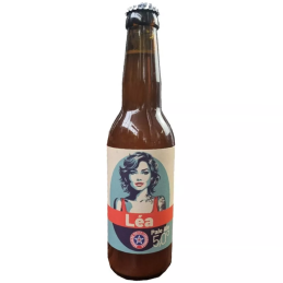 Bouteille de Léa Pale Ale brassée par Motte Cordonnier sur fond en bois rustique